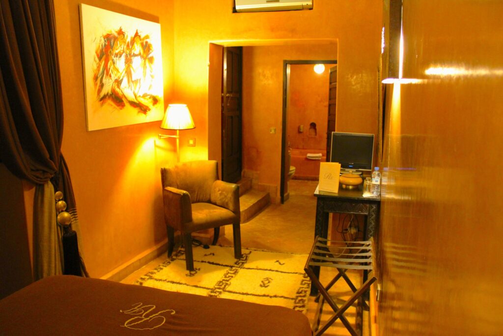 Chambre-Superieure-reserver-riad-a-marrakech--scaled