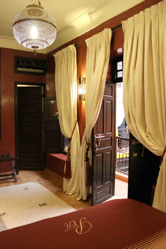 chambre-superieure-reserver-riad-a-marrakech-scaled